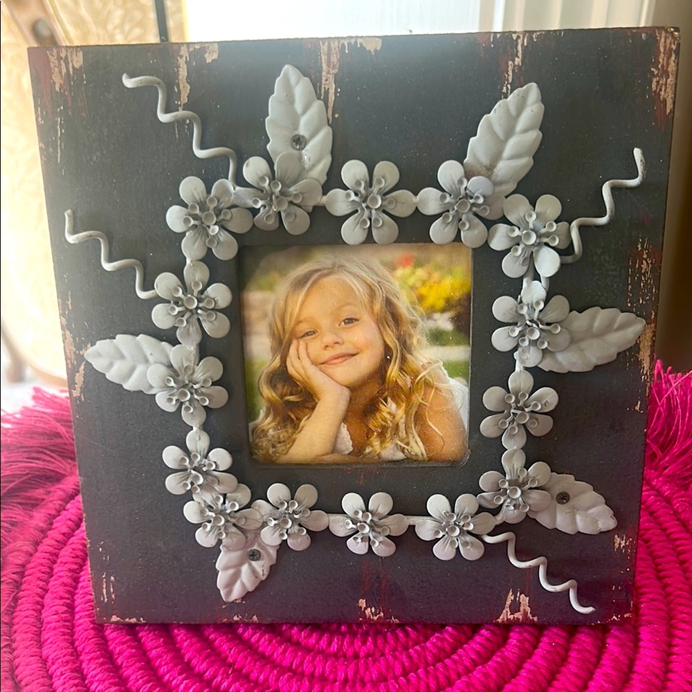 NWT K&K Interiors Black and White Floral Frame